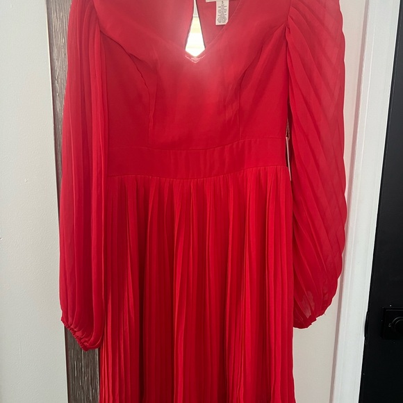 It is a gorgeous granate color dress, perfect to be used in the holiday season. - Picture 3 of 5
